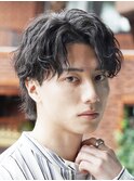 緩めツイストスパイラルパーマウルフセンターパート七三分け短め