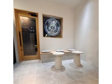 韓国風デザインをベースに清潔感と落ち着が調和した待合スペース