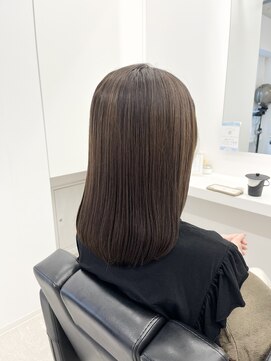 イレス 札幌駅南店(IRESU) ミディアムヘア斜めバンググレージュカラーシルキーベージュ