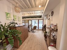 コッチ ネッラ ヘアーアンドハート(Cocci nella hair&heart)の雰囲気（靴を脱いで、天然の木の床と店内に広がるアロマで心地よい空間♪）