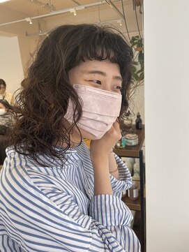 コンムオーベレ(COMMUOVERE) くるくるパーマ×オン眉