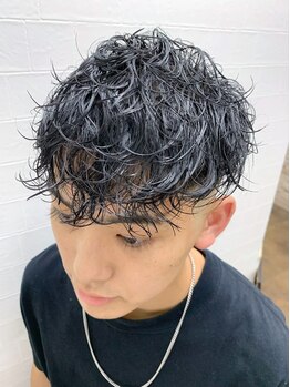 ホーミーズ カットクラブ(HOMIES CUTCLUB)の写真/スタイルに動きをつけてさらに垢抜け♪+αのお洒落で、周りと差がつく[HOMIES CUTCLUB]のパーマスタイル☆