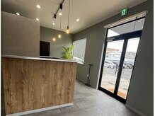 やわらかな光と落ち着いたトーンでまとめた空間。