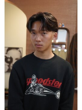 エディ(Edy) メンズセンターパート刈り上げ眉毛カット韓国ヘアブラウンカラー