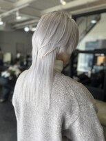 ヴィオラカラー(VIOLLA COLOR) ホワイトグレー、ブリーチ、ウルフカット、小倉