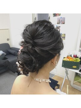 結婚式ヘアアレンジのシニヨンアレンジ