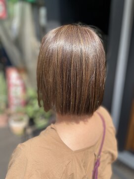 トレパルッキエーレ(tre parrucchiere) ［-tre-］切りっぱなし×ベージュカラー