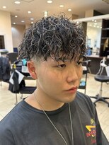 サロン ド ロイ(Salon de Roi)&nbsp;ホワイトメッシュスペインカールスキンフェード刈り上げ六甲三宮