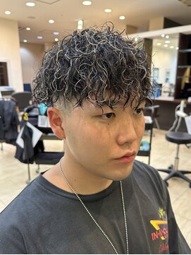 サロン ド ロイ(Salon de Roi) ホワイトメッシュスペインカールスキンフェード刈り上げ六甲三宮