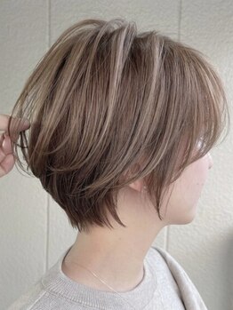 シャルムパリス(charme paris)の写真/隠す白髪から「活かすデザイン」へ。鏡を見るのが楽しみになる、自然な馴染みと上品な艶感を叶えます。