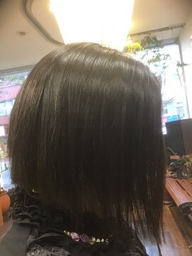 サロン ド アイ ソレイユ(Salon de i Soleil) アシンメトリーショートのナチュラルストレートスタイル