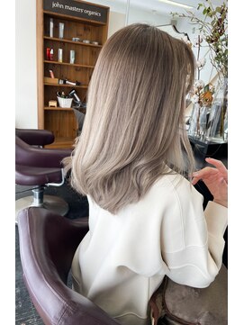 アン シュシュ(un chouchou) セレブリティなホワイトベージュにボリュームヘアー