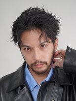 男らしさ溢れる緩めのスパイラルパーマのセンターパート