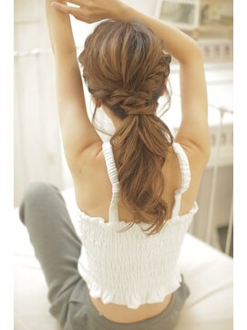 フレア志ミラーレ(flare) パーティーでも普段着でも使えるルーズポニーテール