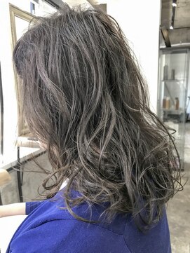 アクトゥス(AEQUITAS) Wカラーハイライトグレイアッシュ【池袋/20代/30代/40代】