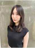 甘さをおさえて女子度をUP。無造作レイヤースタイル。