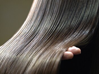 クオン 小戸(qon)の写真/【艶髪を実現させるストレートメニュー】毛髪の形状を変化させうねりをなくすことで光の反射を均一にします