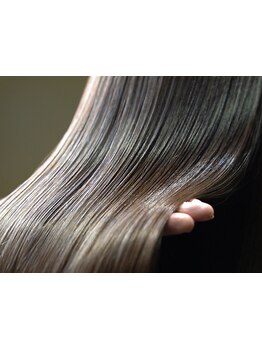 【艶髪を実現させるストレートメニュー】毛髪の形状を変化させうねりをなくすことで光の反射を均一にします