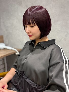モク(mok) 深めレッドカラー×ミニボブで大人っぽく！/yuka