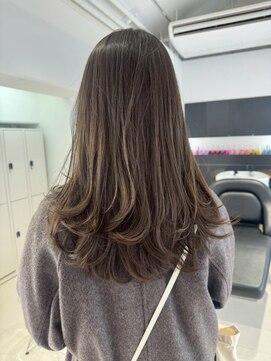 ロマリア ヒルズ 表参道 原宿(Lomalia HILLS) イメチェン/ツヤ髪/グレージュ/ダブルカラー前髪/表参道/原宿