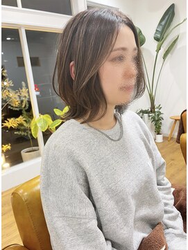 コムヘアー(COM HAIR) レイヤーボブ。ブラウンベージュ。ナチュラルハイライト。