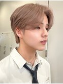 センターパートとも相性の良い韓国風メンズミルクティーカラー