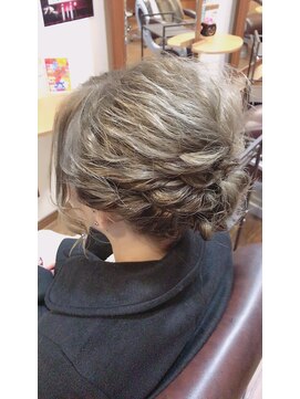 アンジェリーク ルーズなシニヨンスタイル