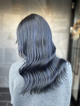 メゾン アヴァロ(Maison Avallo) ネイビーブルーのブリーチハイライトカラー