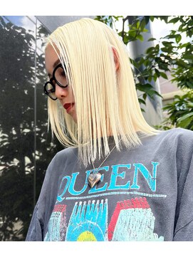 ヌエン 渋谷(NU/EN) 夏のトレンド外国人風ホワイトブロンドと大人の切りっぱなしボブ