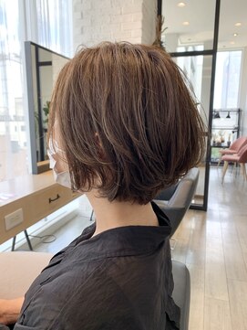 アーロン(aaron) 【サロンワーク】ゆる巻きでいい動きがでるショートボブ。