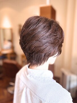 クロス(CROSS) 40代50代/白髪染め/後頭部ふんわり/ひし形レイヤーショート