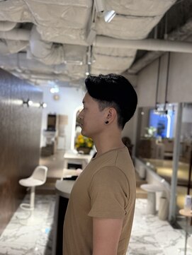 ウノプリールヴァモス(unopulir Vamos) 刈り上げセンターパートショート