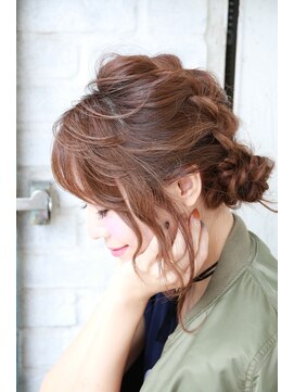 エストレーラ(estrela) 『estrela』編みこみお団子アレンジ