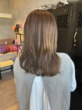 アチーブリス(achieve Liss) 20代30代40代人気レイヤーカットくびれミディ×シルキーベージュ