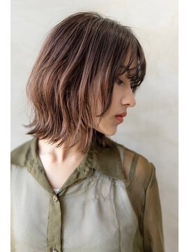 メゾンバイハバナ(maison by HAVANA) 大人かわいいフェザーバングカーキグレージュミディアムウルフ