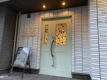 メグ 平間店(mEg)の雰囲気（白のレンガにミントグリーンのドアが目印です☆）