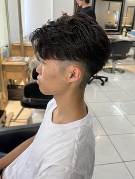 アイズ 海老名(AIZU) フェザーショート フェザーパーマ センターパート メンズカット