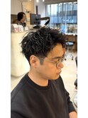 ツイストスパイラルで動きを出したアップバングパーマスタイル