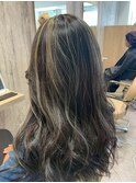 立体感が際立つハイライトで、垢抜け大人ロング/コテ巻き