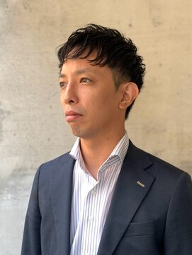 イナフ(ENUFF) 直毛・軟毛でペタッとする髪に立体感を生むパーマスタイル