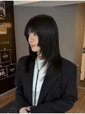 顔まわりは少し重めなレイヤーカット