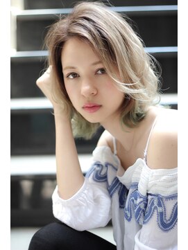 クーエフー(coo et fuu) 毛先にグリーンのハイトーンミディアム 藤沢 外ハネ大人ボブ