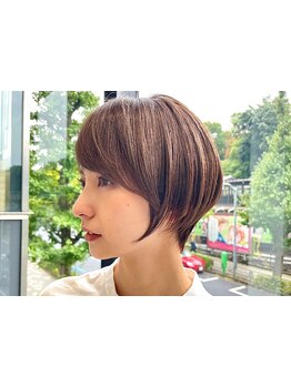 《20代後半~30代以降の大人女性に◎》明るめのグレイカラー×ショートヘアを組み合わせたデザインが◎