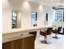 ムイ(muy)の雰囲気(こだわりのシンプルなセット面、しっかりとした椅子で座り心地◎)