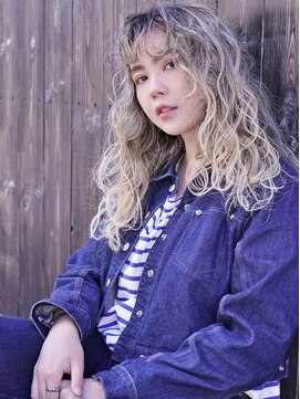 コイ(coii) アンニュイウェーブのブロンドヘア