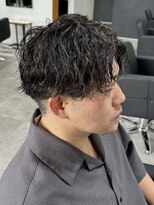 ヒュイル バイ ニアウ(Hwyl by Niau)&nbsp;センターパートツイストパーマメンズカットパーマショート