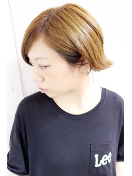 ディー(dee) dee [ノンブリーチ]耳かけショート×ハイベージュ