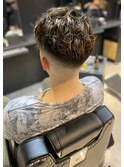 くせ毛風パーマスキンフェードかき上げサイドパートショート