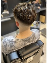 フランクスバーバー アンド ビアークラブ(FRANK'S BARBER and BEER CLUB)&nbsp;くせ毛風パーマスキンフェードかき上げサイドパートショート