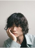 パーマとボブウルフの雰囲気あるスタイル